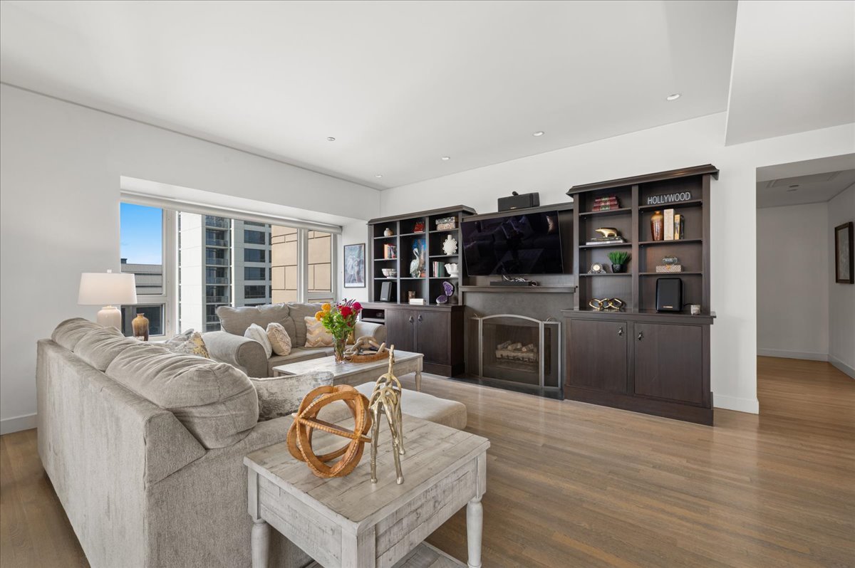 800 N Michigan Avenue Unit: 2202