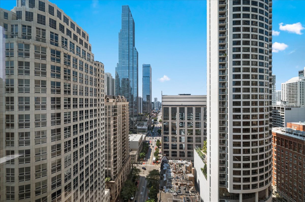 800 N Michigan Avenue Unit: 2202