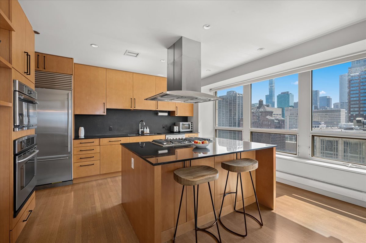 800 N Michigan Avenue Unit: 2202