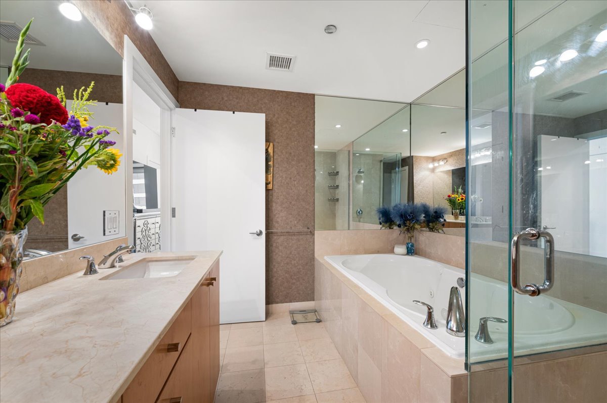 800 N Michigan Avenue Unit: 2202