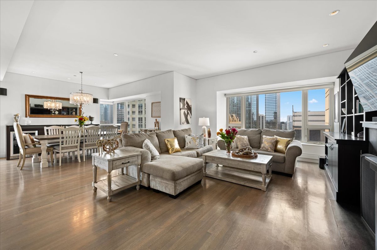 800 N Michigan Avenue Unit: 2202
