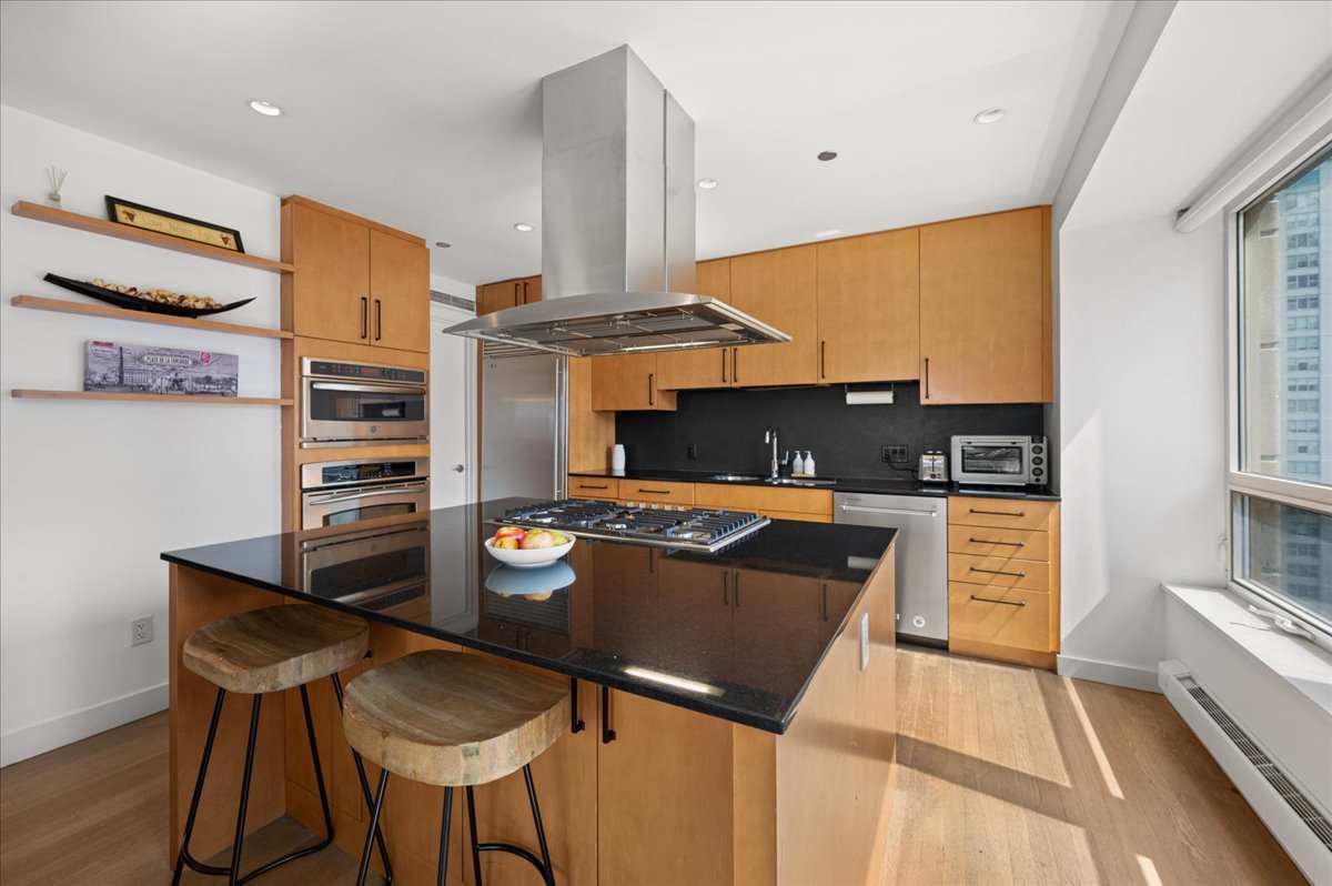 800 N Michigan Avenue Unit: 2202
