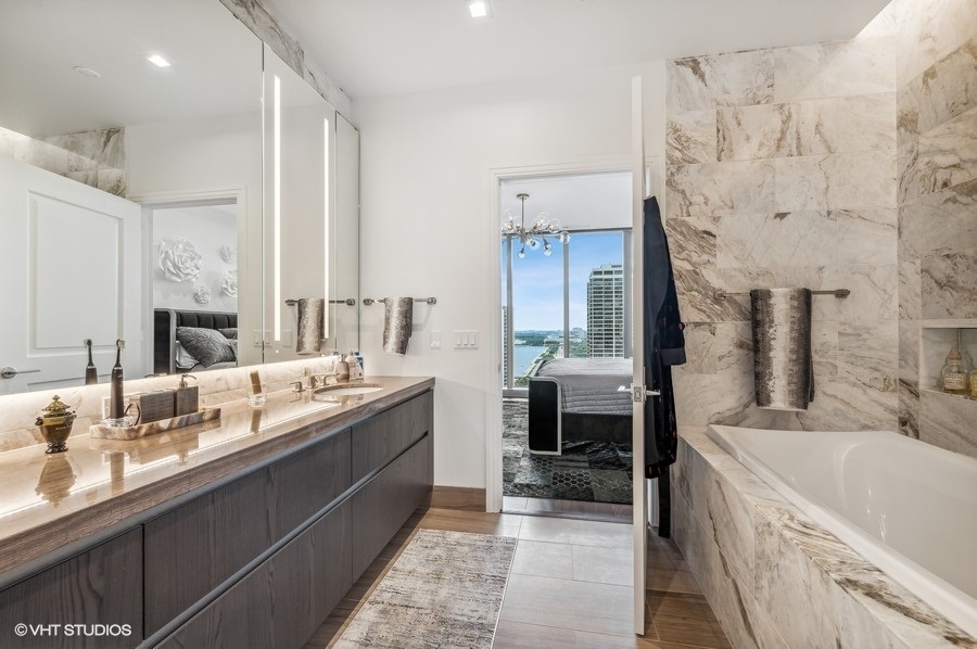 363 E Wacker Drive Unit: 2103
