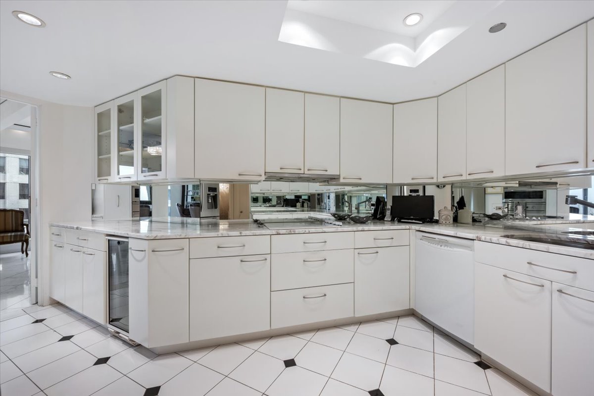 950 N Michigan Avenue Unit: 4303