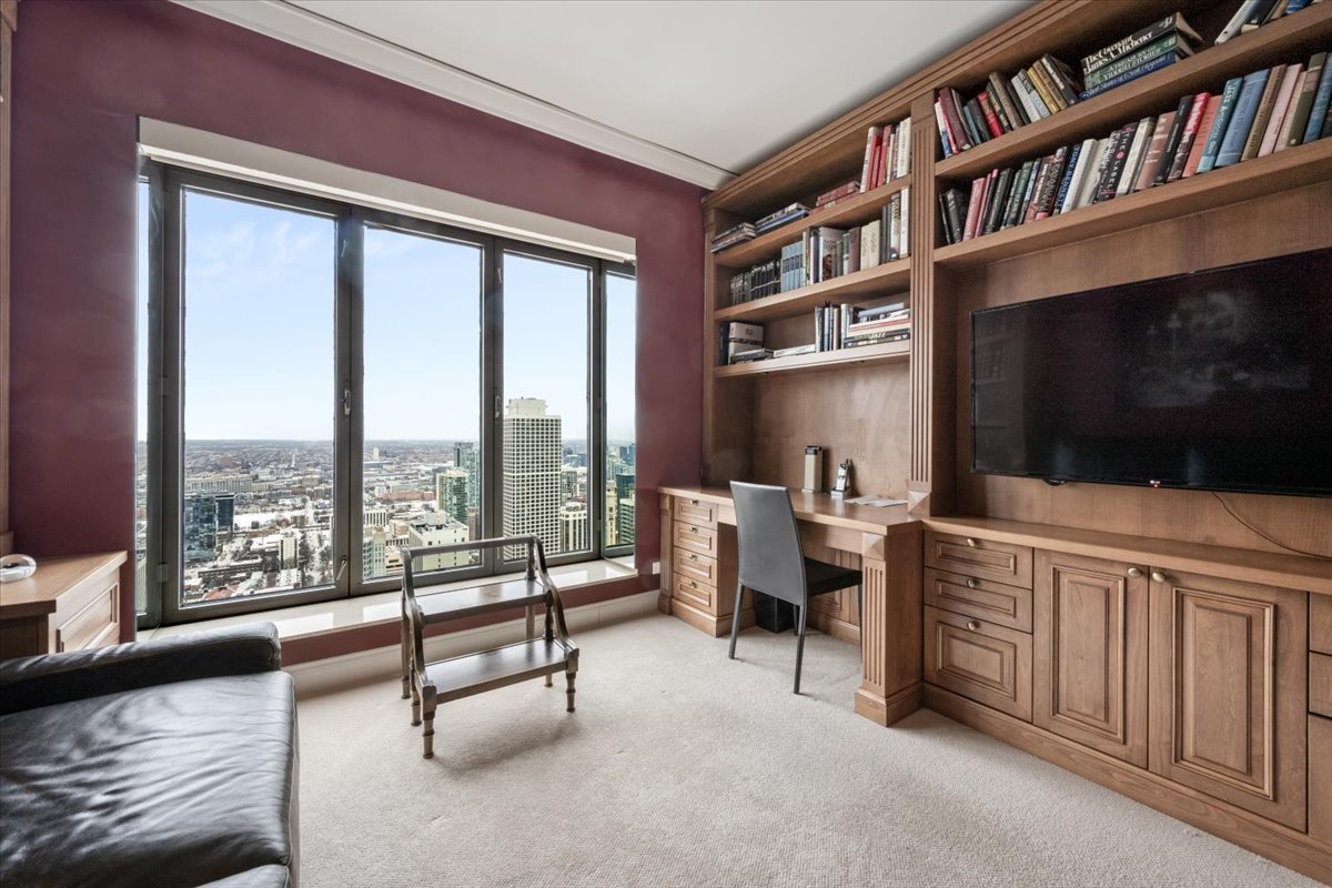 950 N Michigan Avenue Unit: 4303