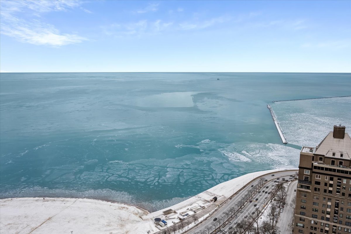 950 N Michigan Avenue Unit: 4303