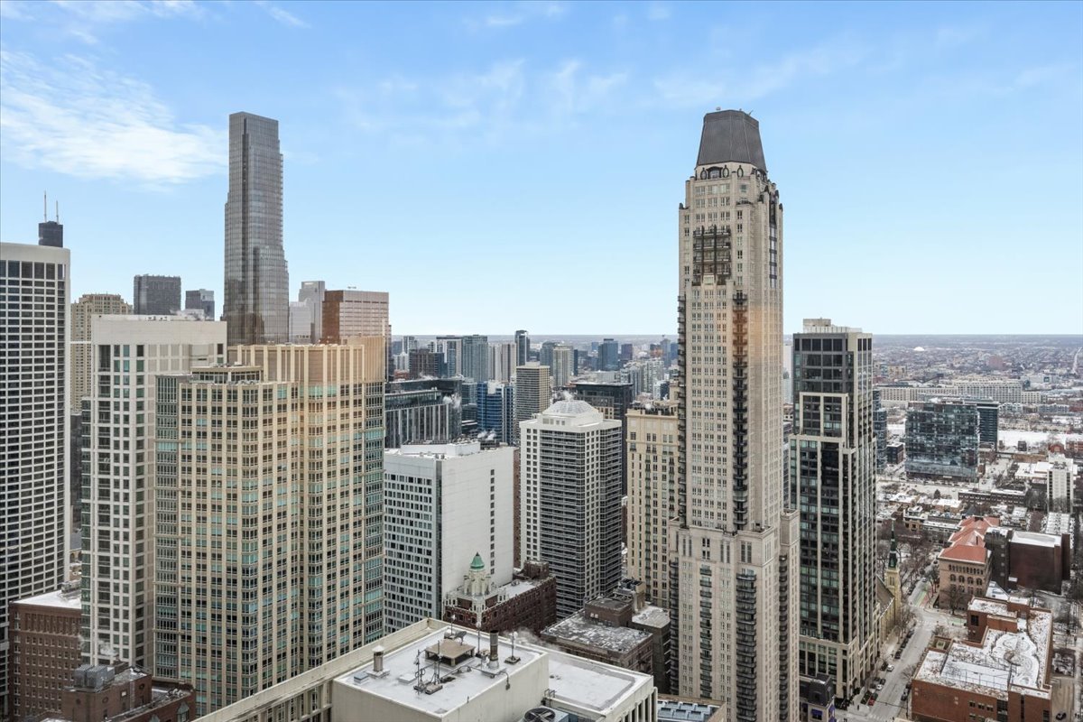 950 N Michigan Avenue Unit: 4303