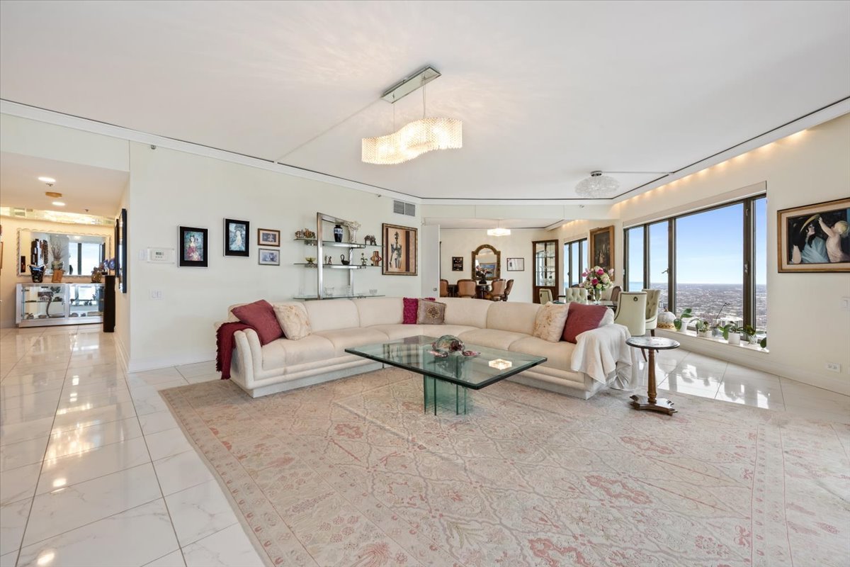 950 N Michigan Avenue Unit: 4303