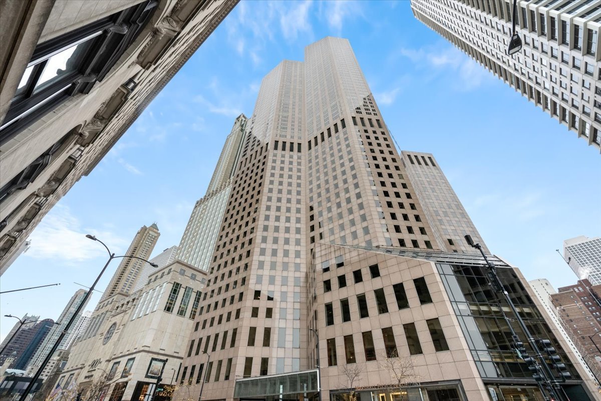 950 N Michigan Avenue Unit: 4303