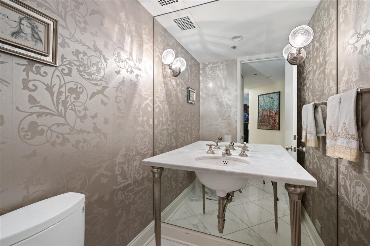 950 N Michigan Avenue Unit: 4303