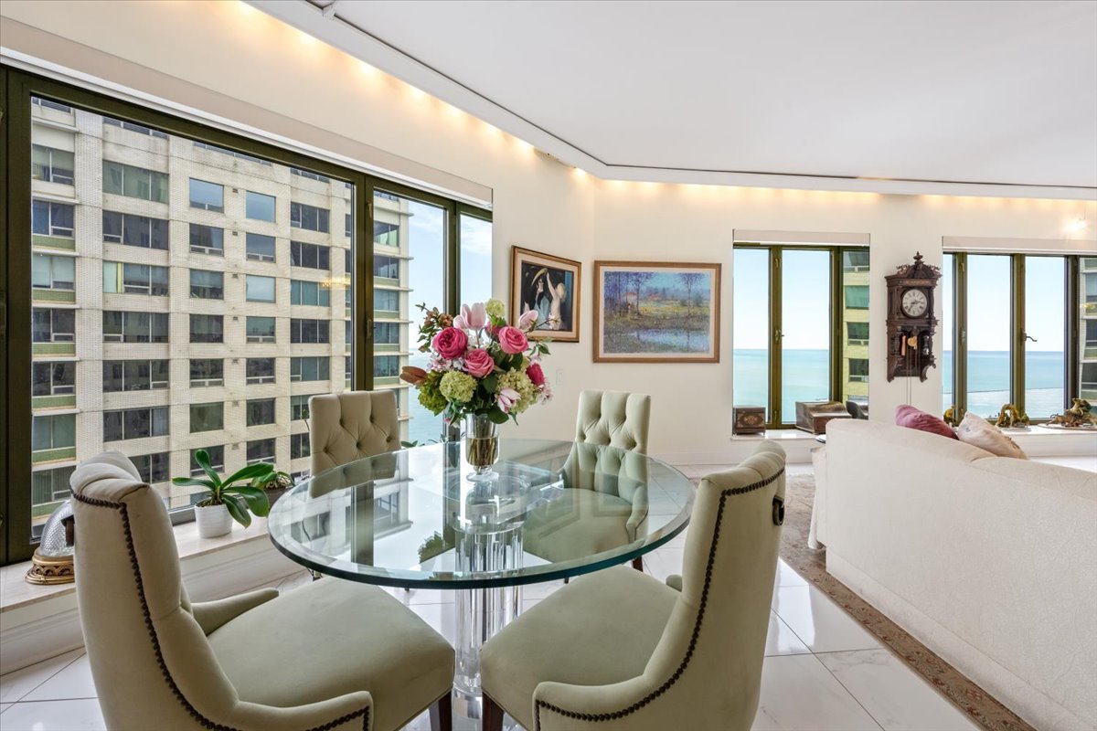 950 N Michigan Avenue Unit: 4303
