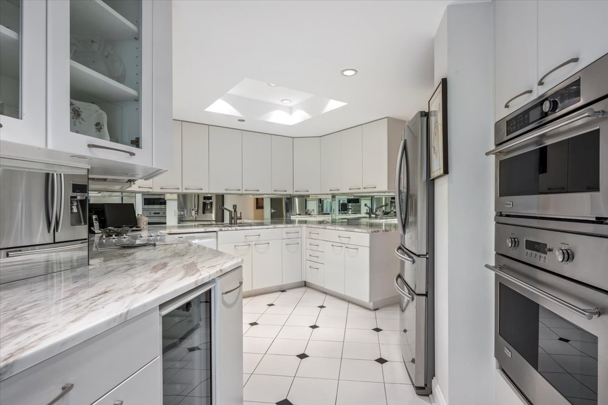 950 N Michigan Avenue Unit: 4303