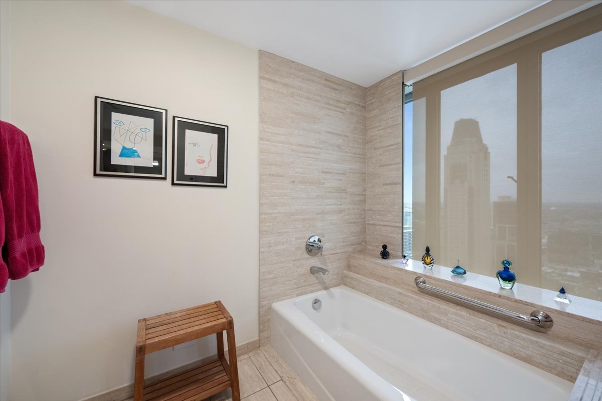 950 N Michigan Avenue Unit: 4303