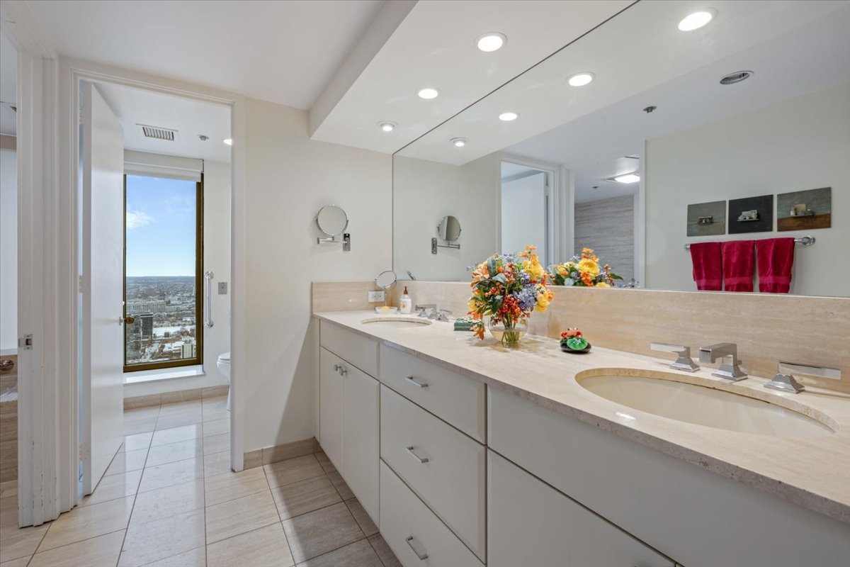 950 N Michigan Avenue Unit: 4303