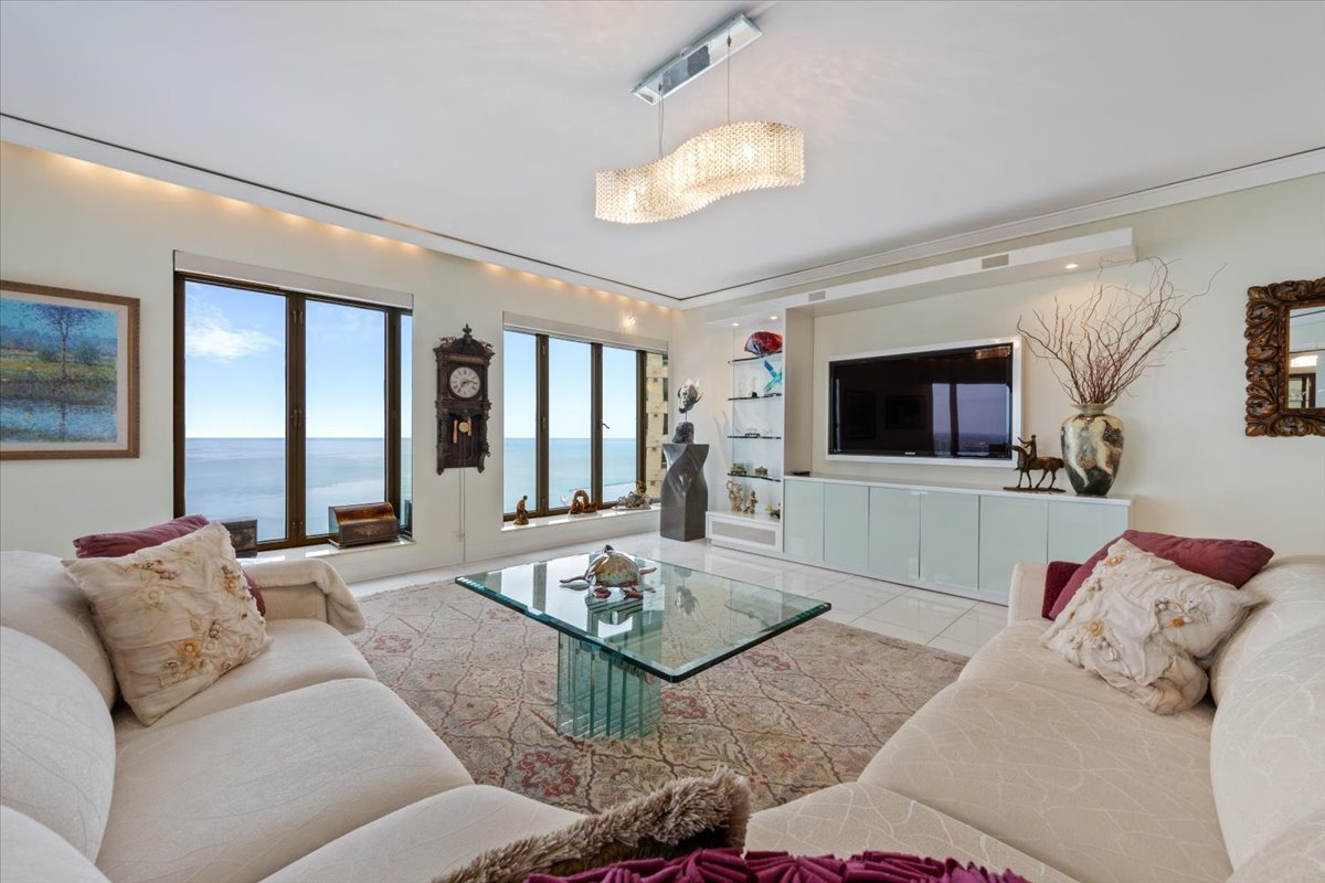 950 N Michigan Avenue Unit: 4303