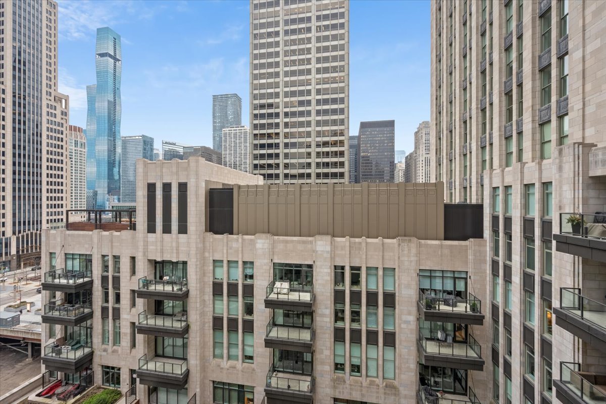 435 N Michigan Avenue Unit: 814