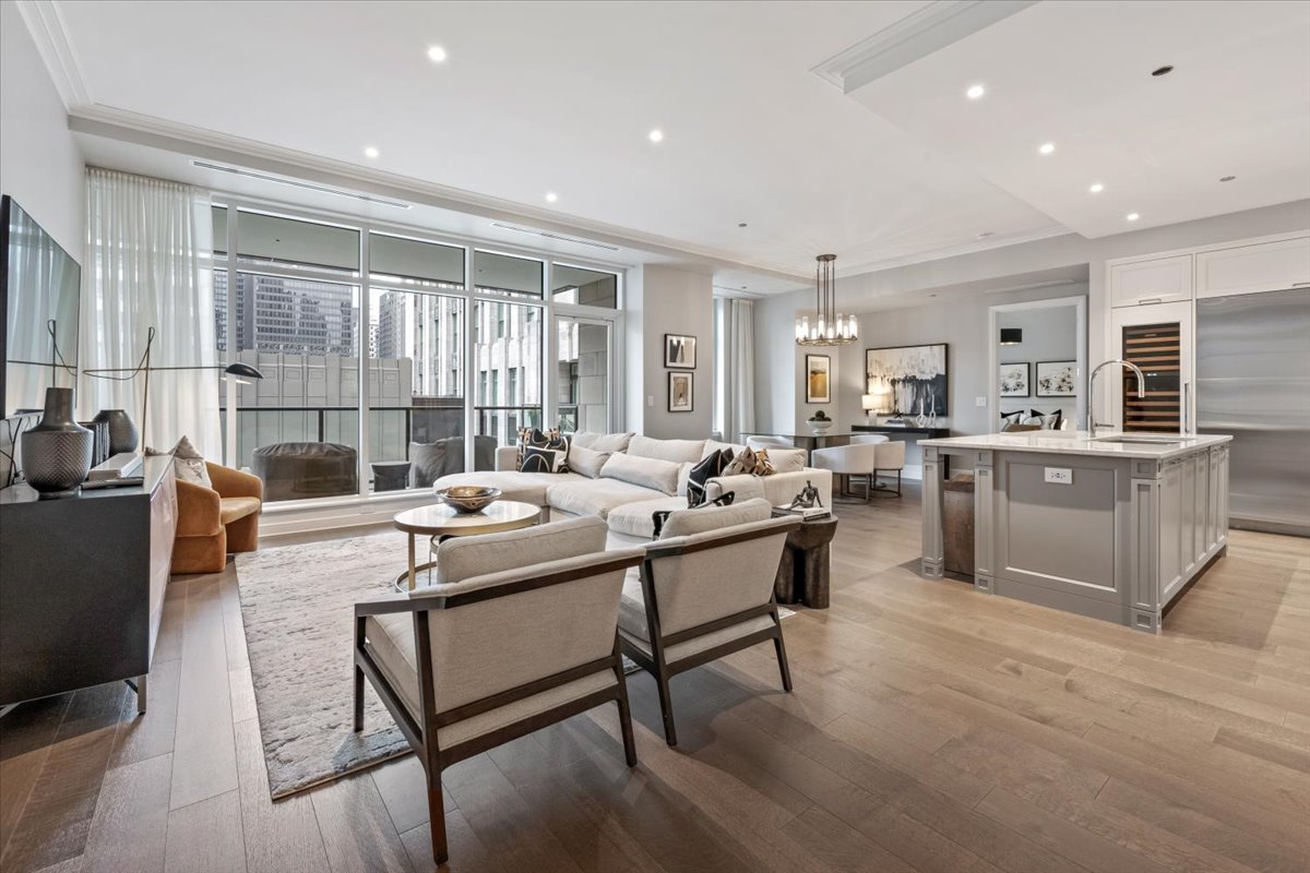 435 N Michigan Avenue Unit: 814