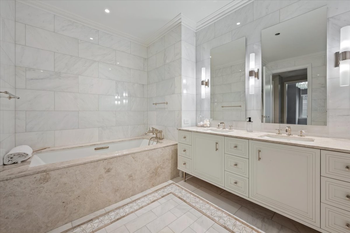 435 N Michigan Avenue Unit: 814