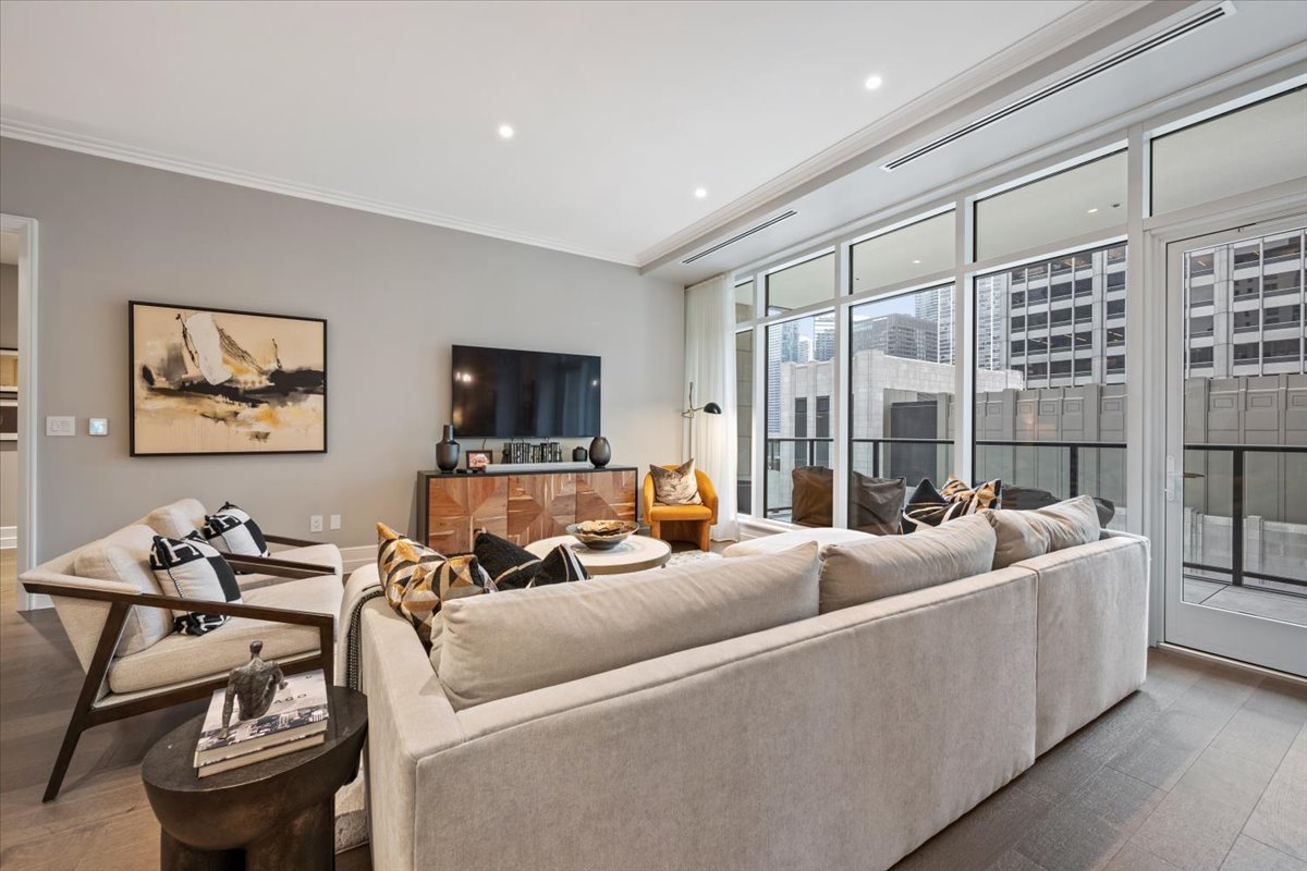 435 N Michigan Avenue Unit: 814