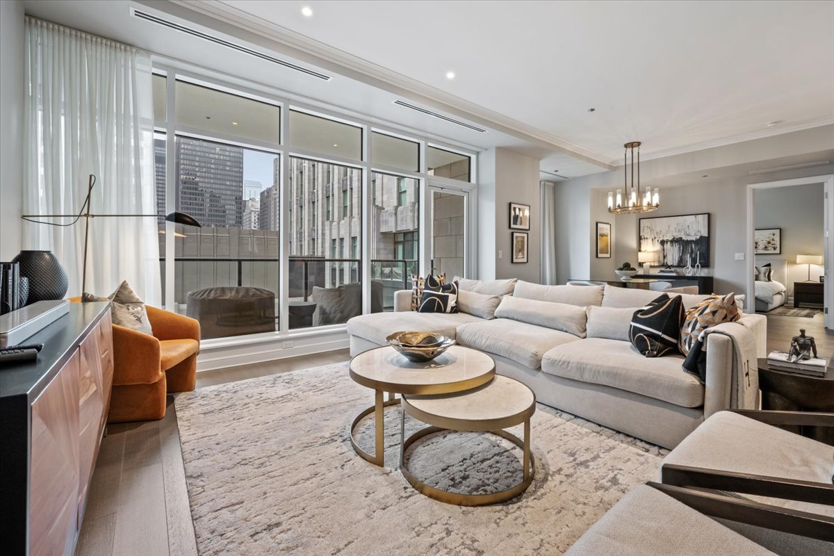 435 N Michigan Avenue Unit: 814