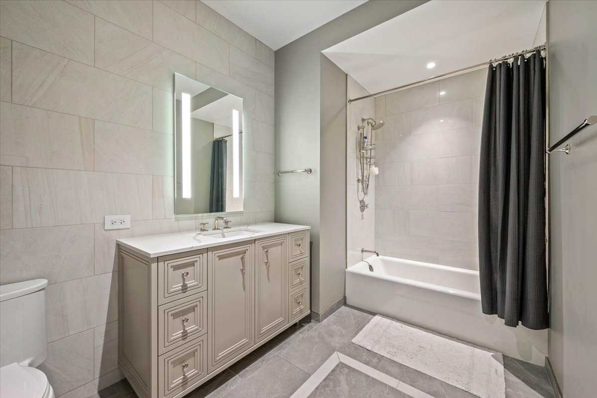 435 N Michigan Avenue Unit: 814