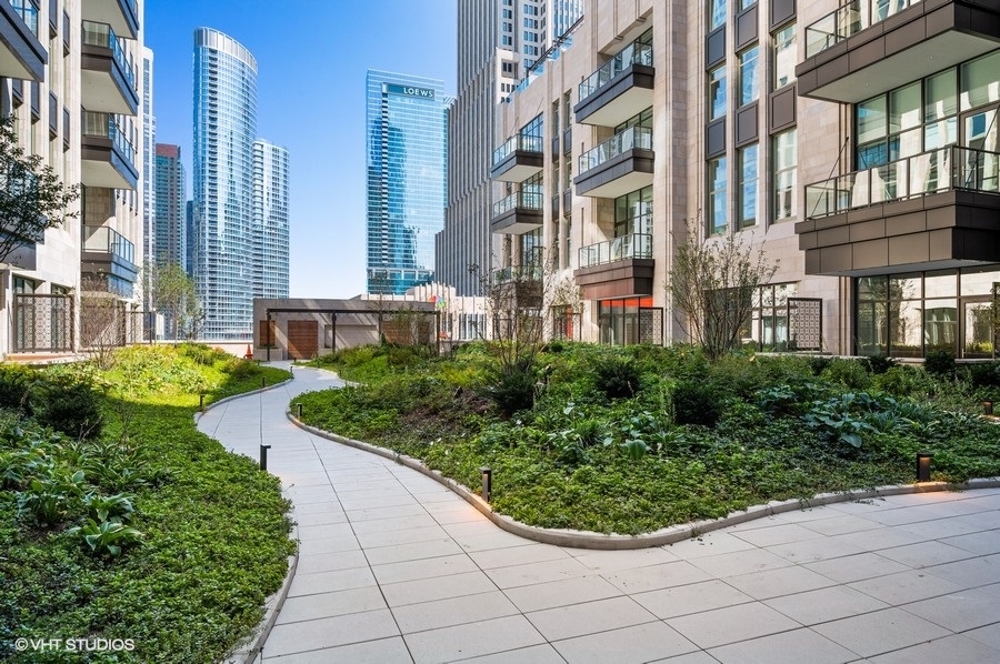 435 N Michigan Avenue Unit: 814