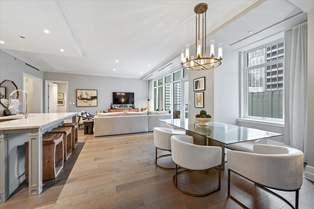 435 N Michigan Avenue Unit: 814