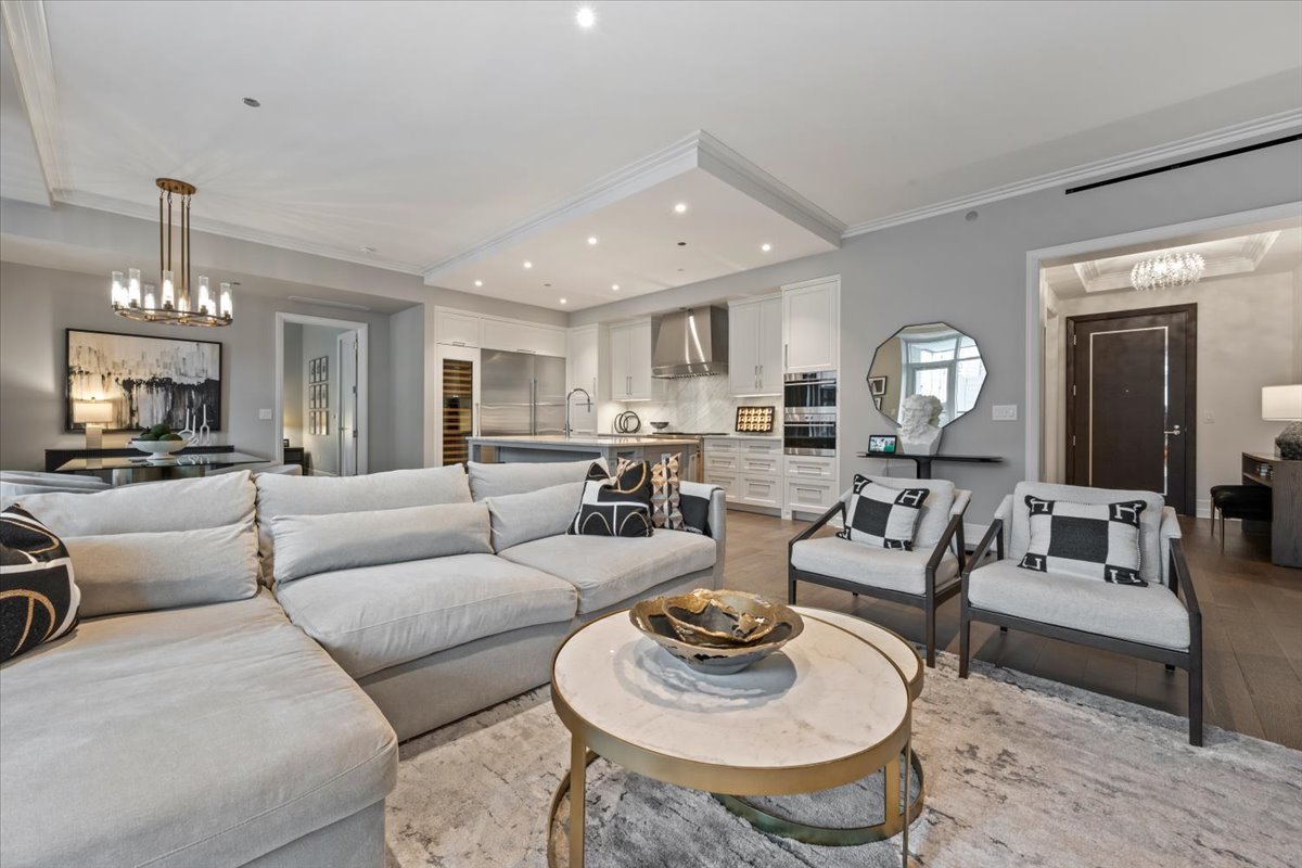 435 N Michigan Avenue Unit: 814