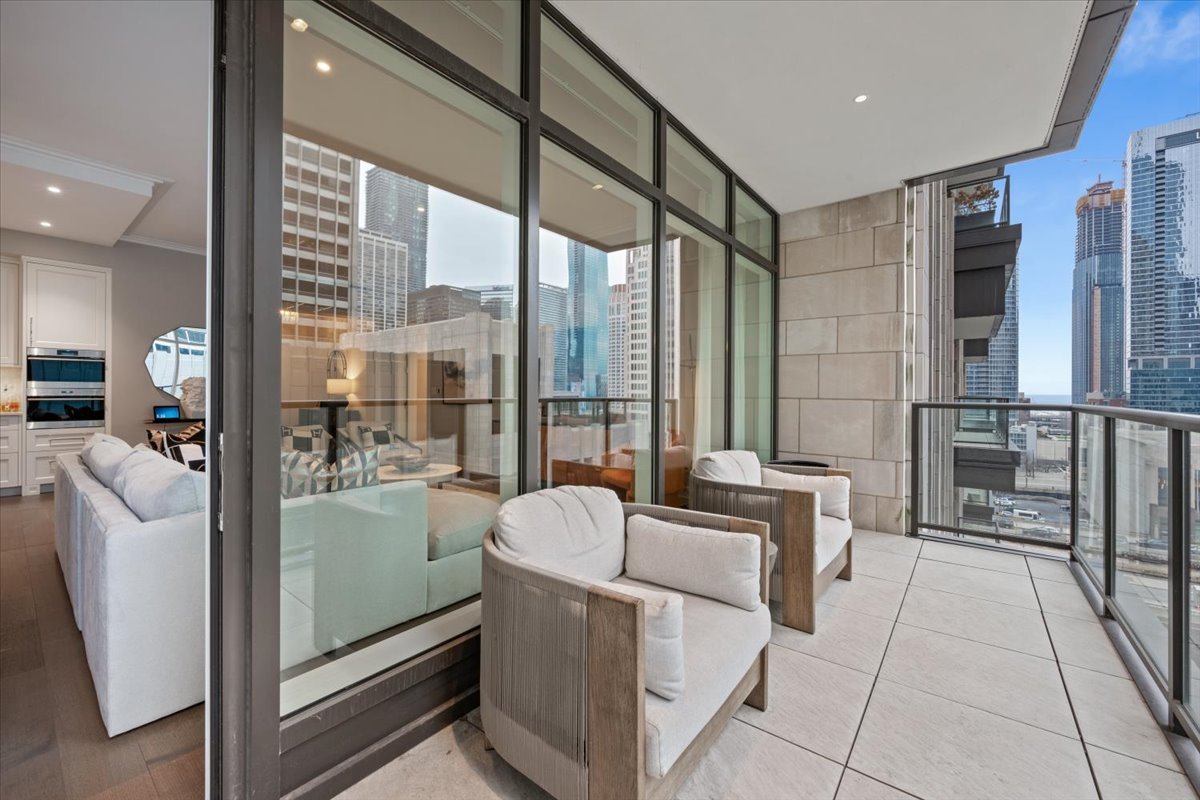 435 N Michigan Avenue Unit: 814