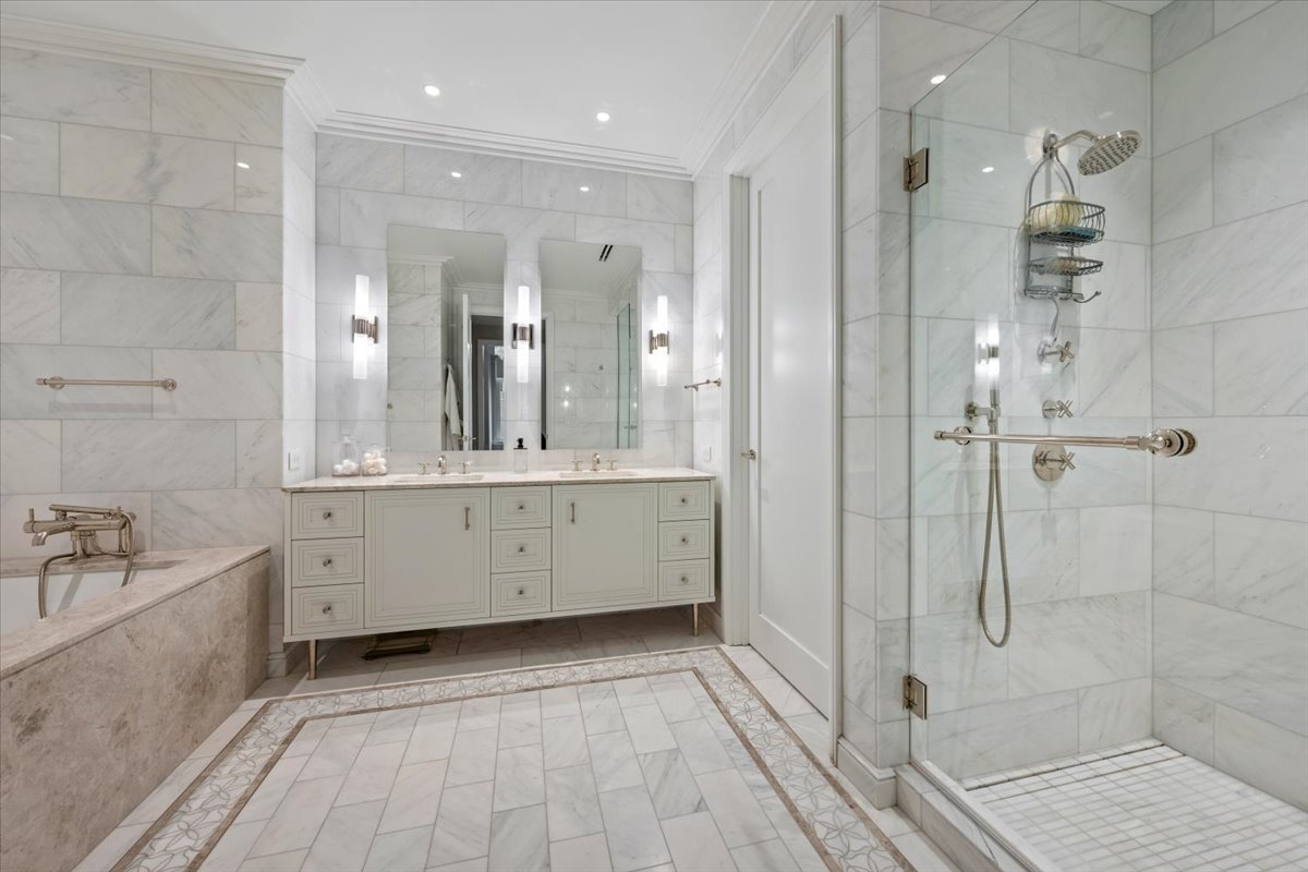 435 N Michigan Avenue Unit: 814