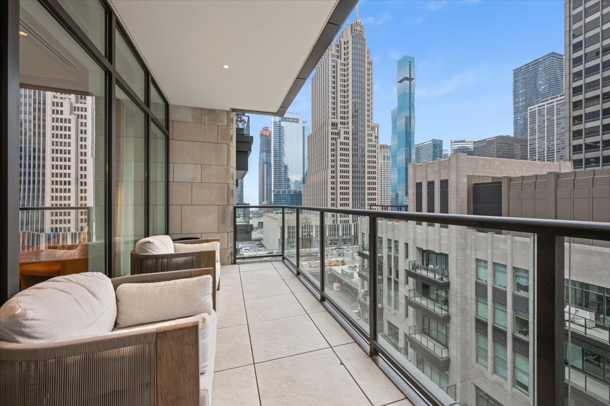 435 N Michigan Avenue Unit: 814