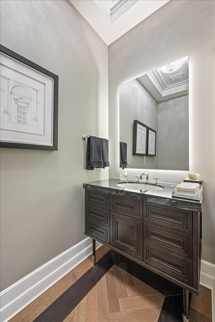 435 N Michigan Avenue Unit: 814