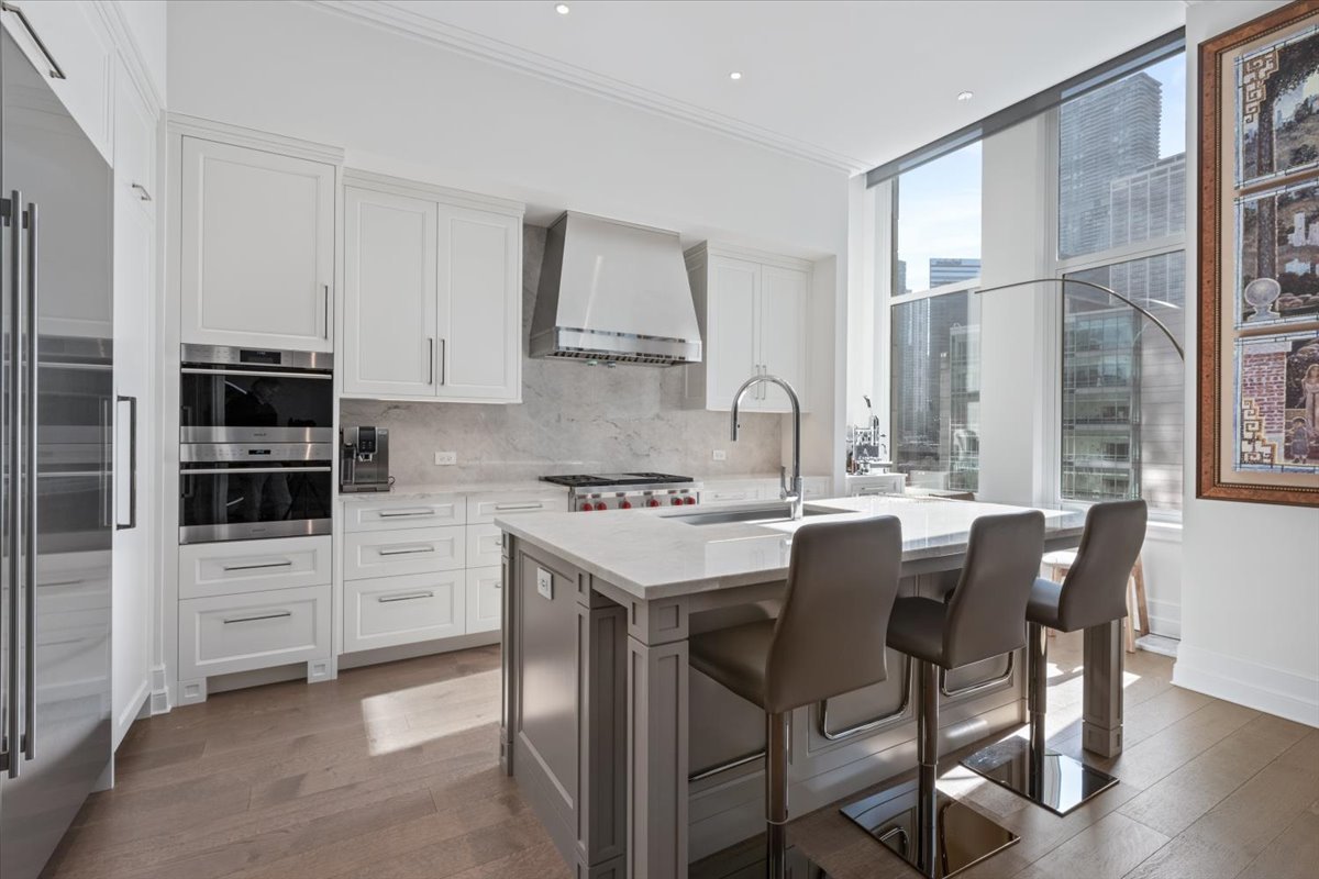 435 N Michigan Avenue Unit: 412