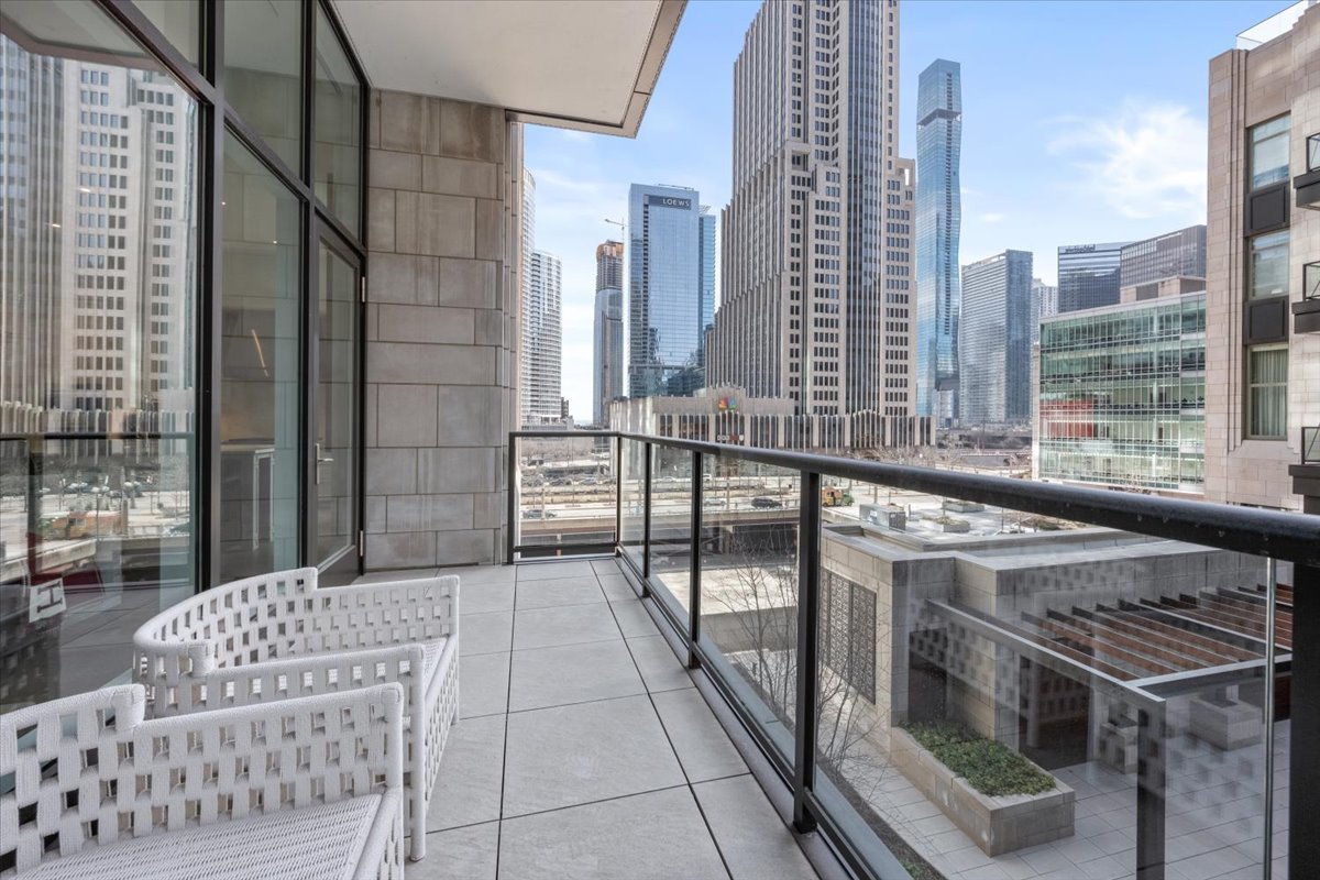 435 N Michigan Avenue Unit: 412
