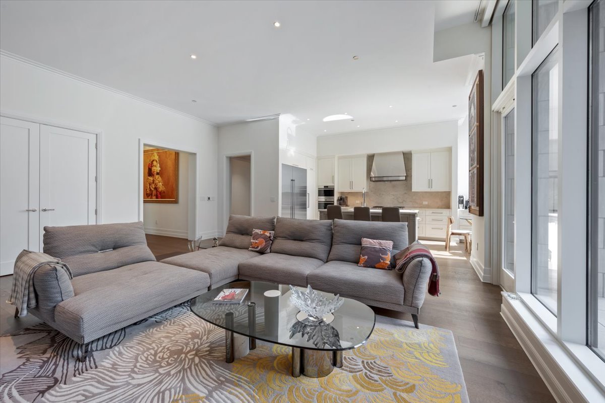 435 N Michigan Avenue Unit: 412