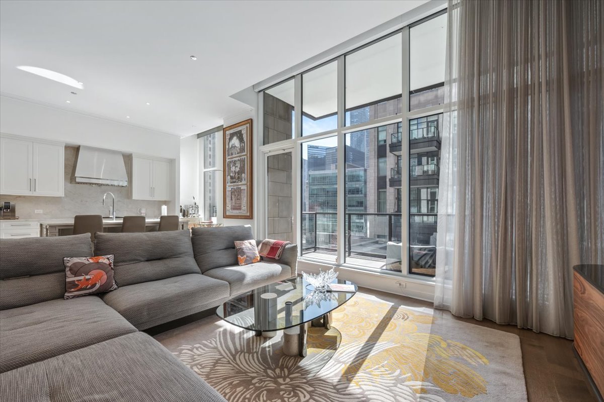 435 N Michigan Avenue Unit: 412