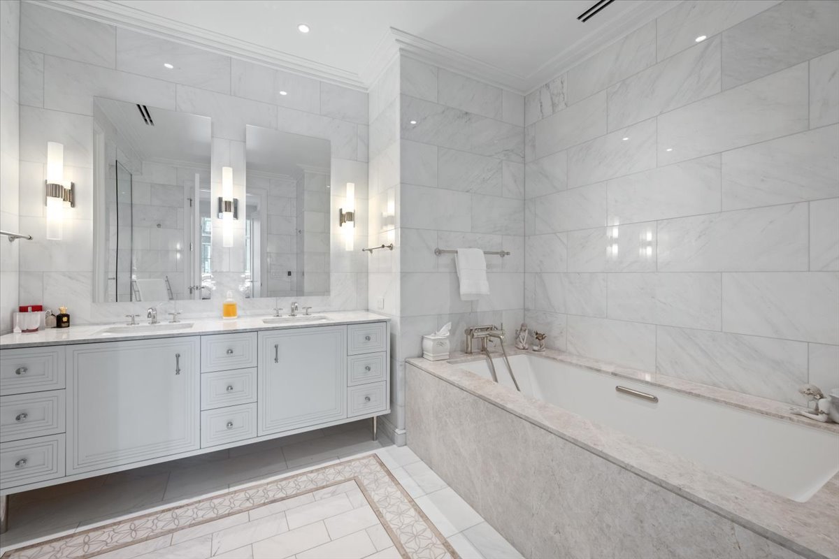 435 N Michigan Avenue Unit: 412