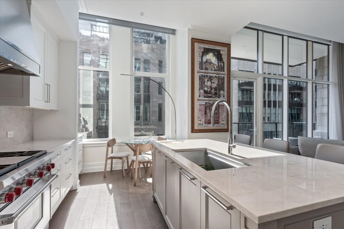435 N Michigan Avenue Unit: 412