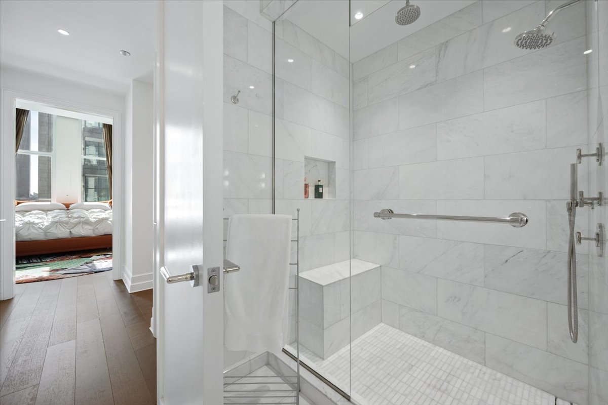 435 N Michigan Avenue Unit: 412