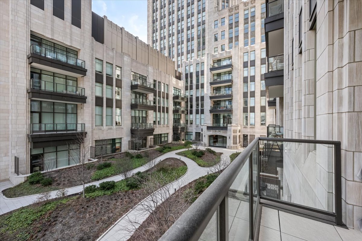 435 N Michigan Avenue Unit: 412