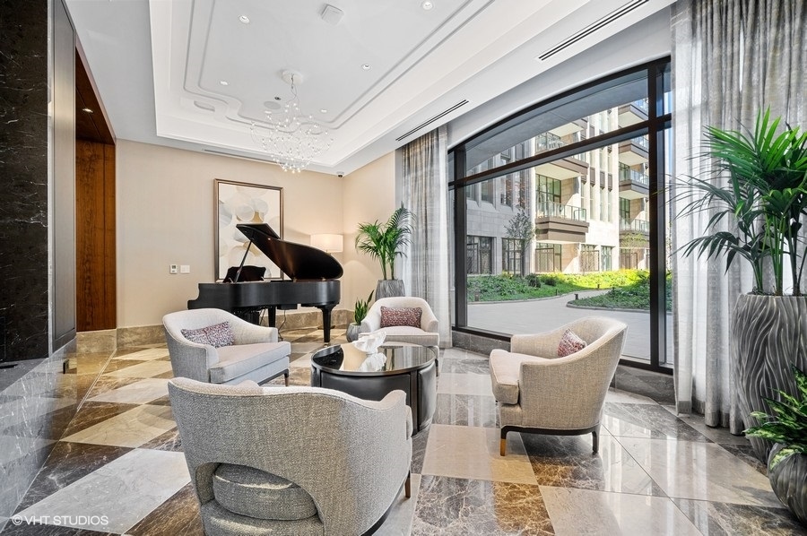 435 N Michigan Avenue Unit: 414