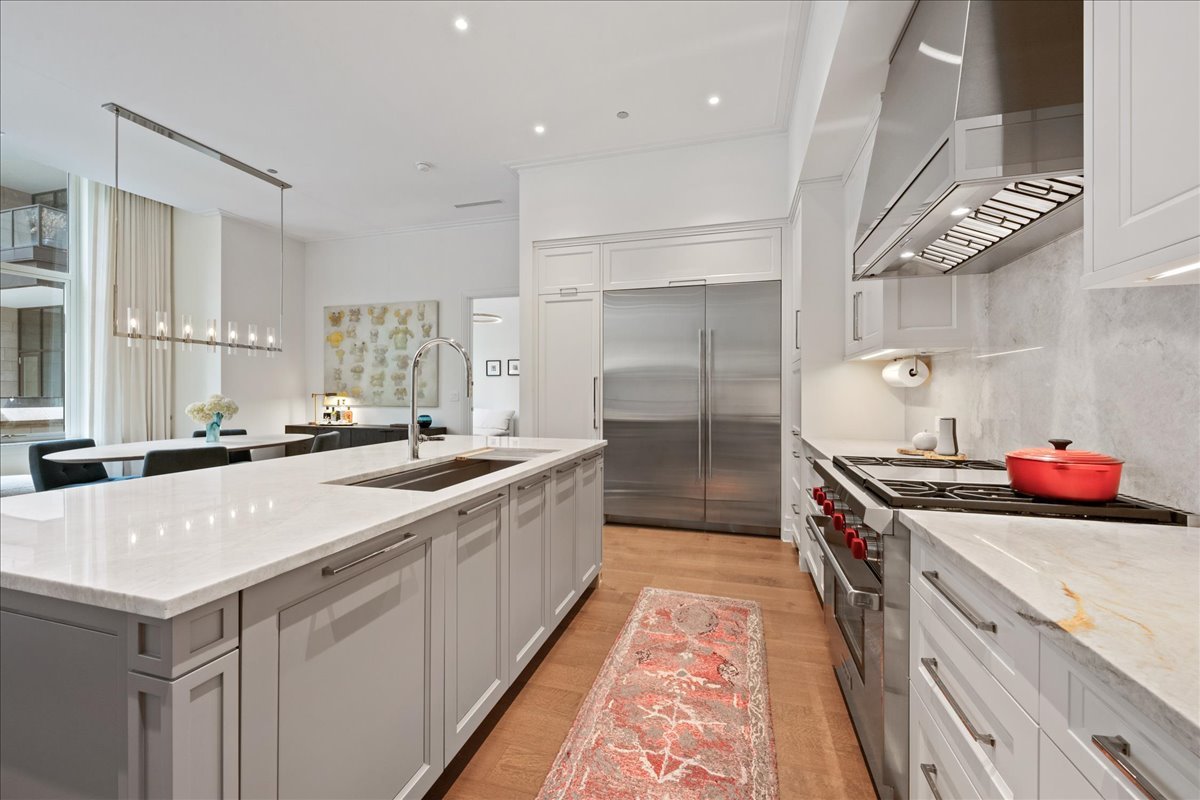 435 N Michigan Avenue Unit: 414