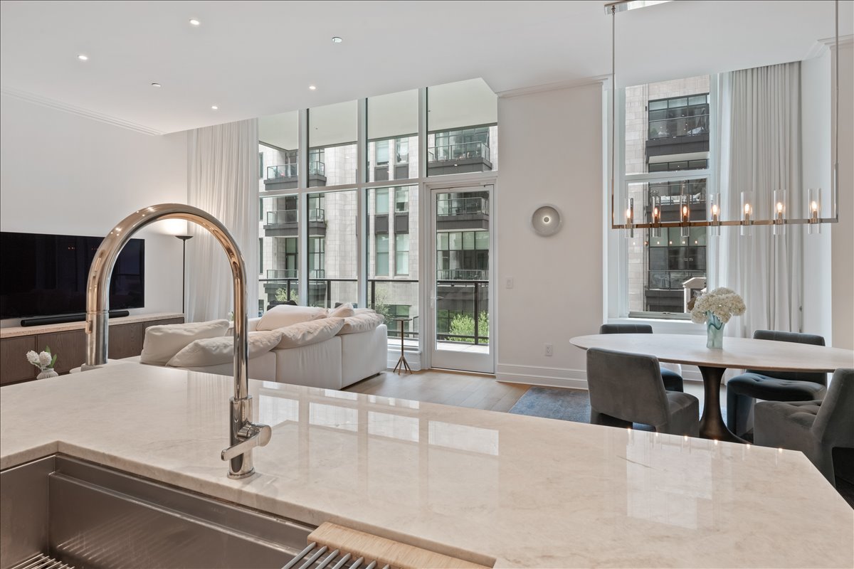 435 N Michigan Avenue Unit: 414
