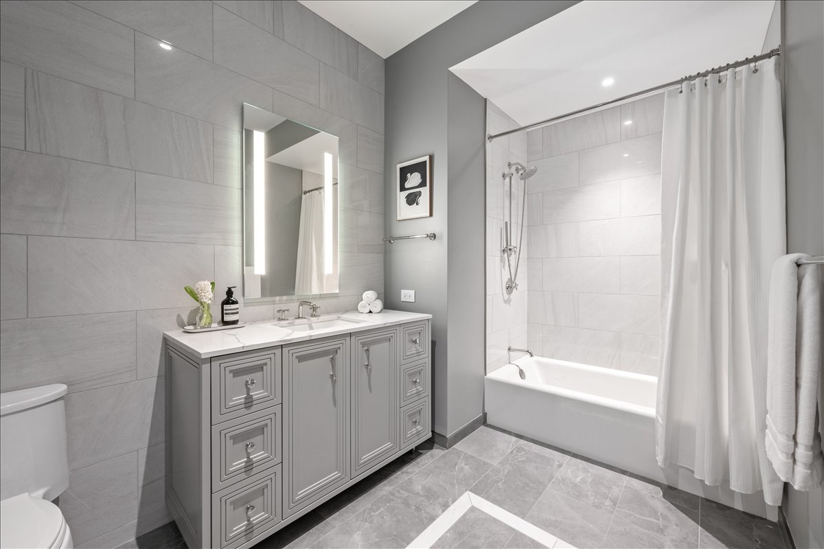 435 N Michigan Avenue Unit: 414