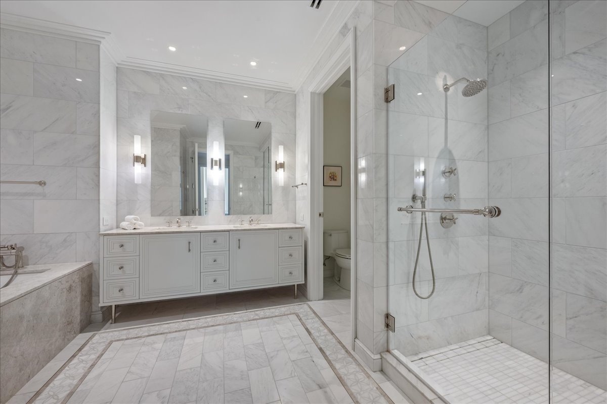 435 N Michigan Avenue Unit: 414