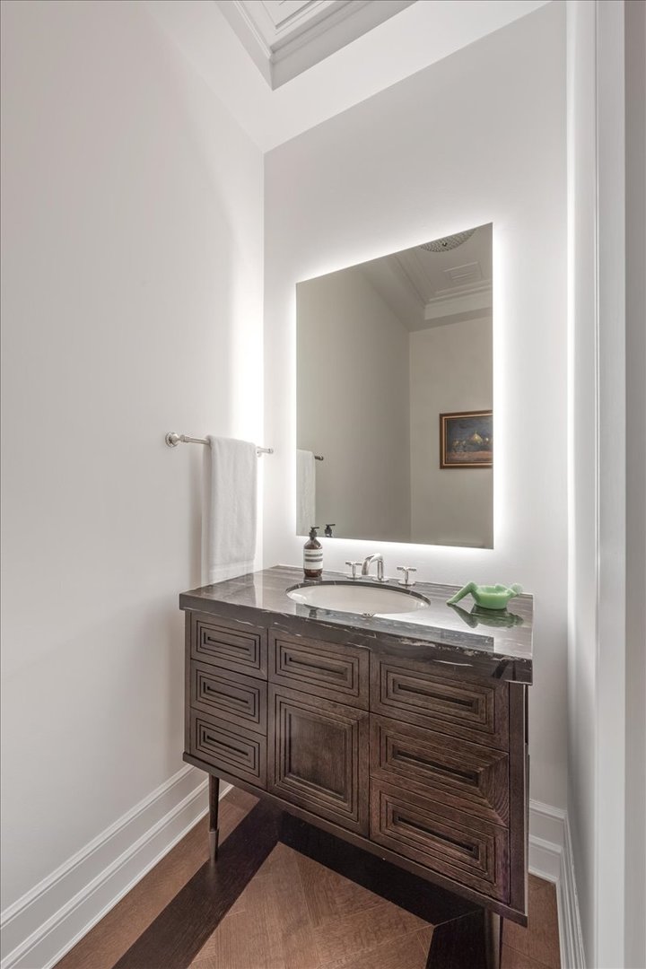 435 N Michigan Avenue Unit: 414