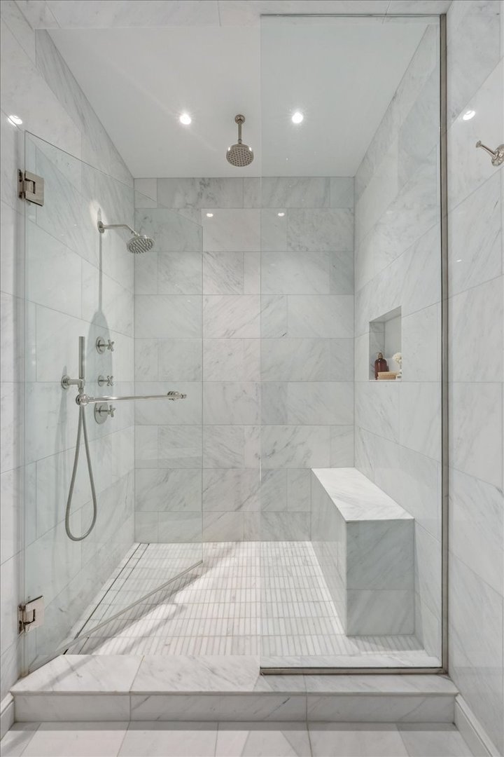 435 N Michigan Avenue Unit: 414