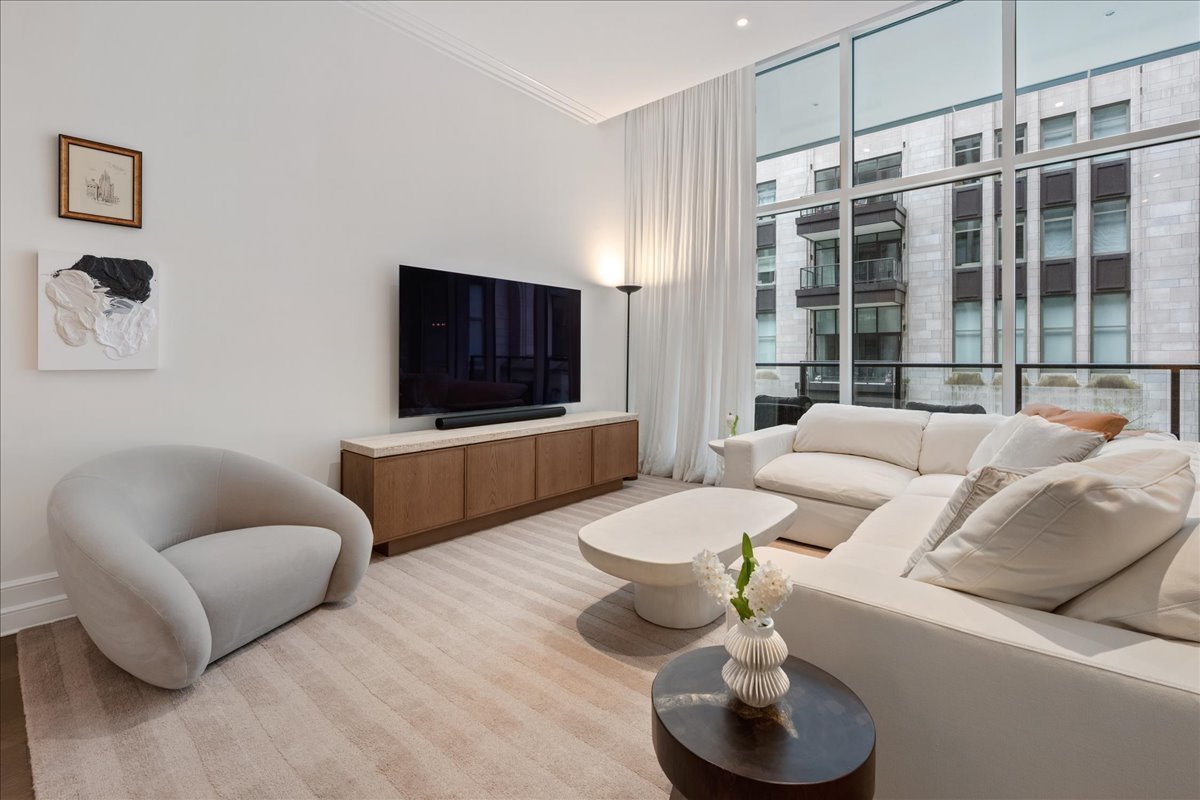 435 N Michigan Avenue Unit: 414