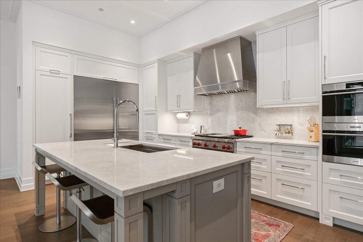 435 N Michigan Avenue Unit: 414