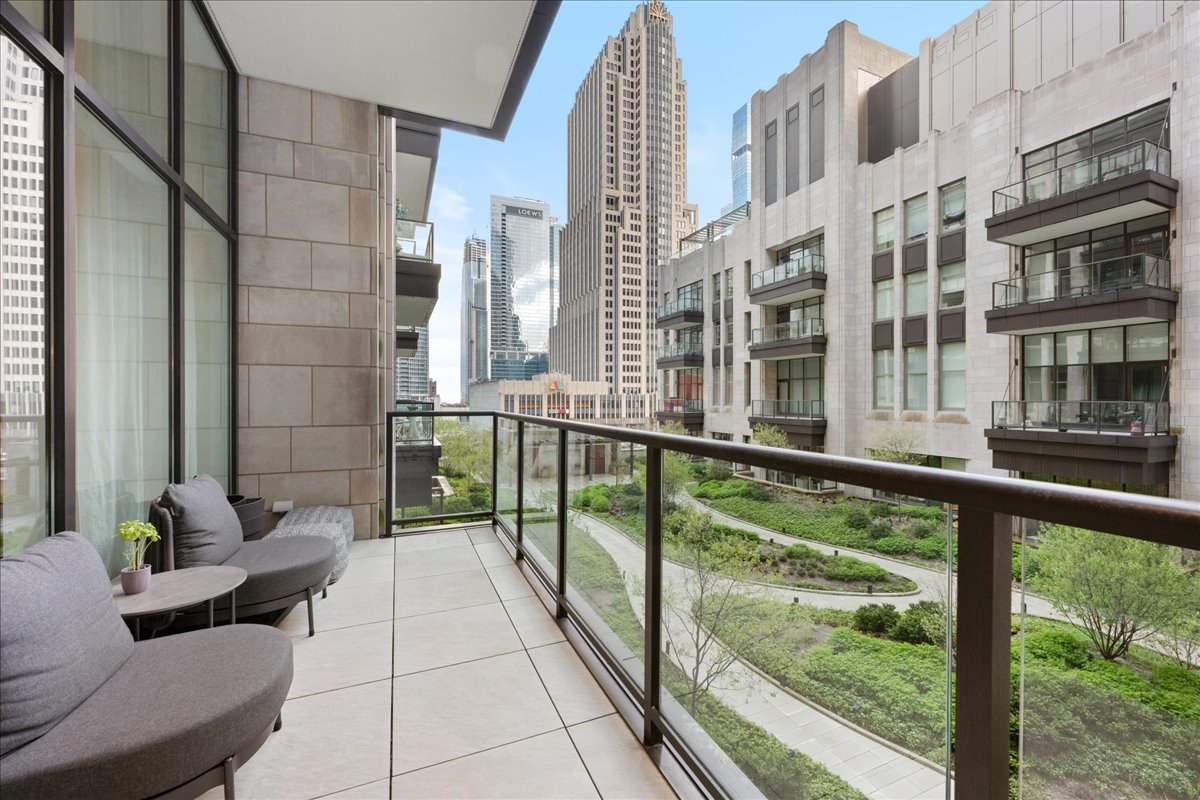 435 N Michigan Avenue Unit: 414